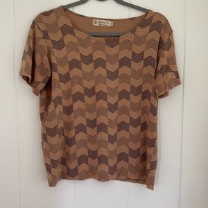 Fighting eel chevron print top. Tan and dark blue